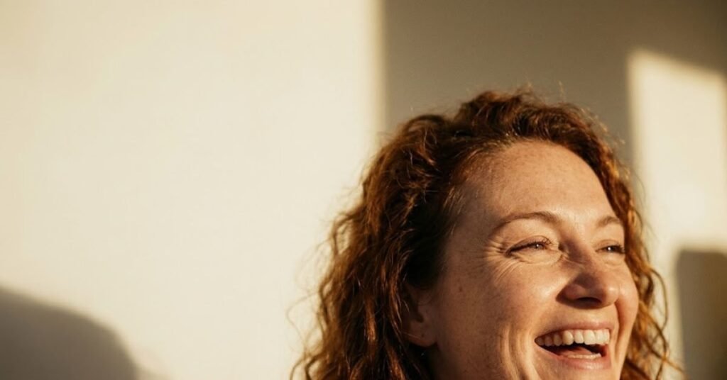 mujer de mediana edad mostrando sonriendo y sin tapujos, su belleza natural, su aceptacion fisica y autoestima